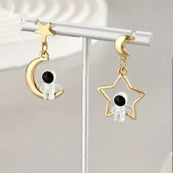 Moon Pentagram Star Shape Cute Astronaut Decor Asymmetric Dangle Earrings - Picture 1 of 8